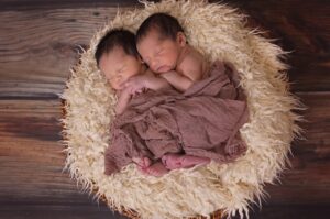 4 Factors Behind That How Having Twins and Multiple Babies.