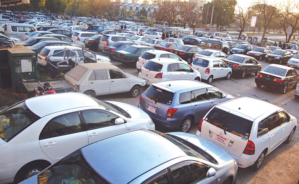 Lahore High Court Takes Action Seizing Illegally Parked Cars to Improve Traffic Situation